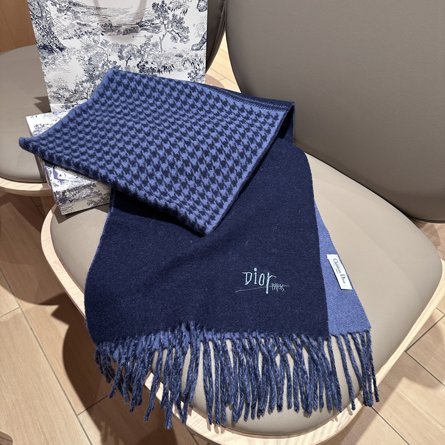 
迪奥（Dior）明星同款dd围巾。经典款永远不会过时，而且超百搭。超级好看！！果断自留！精致散须 率真