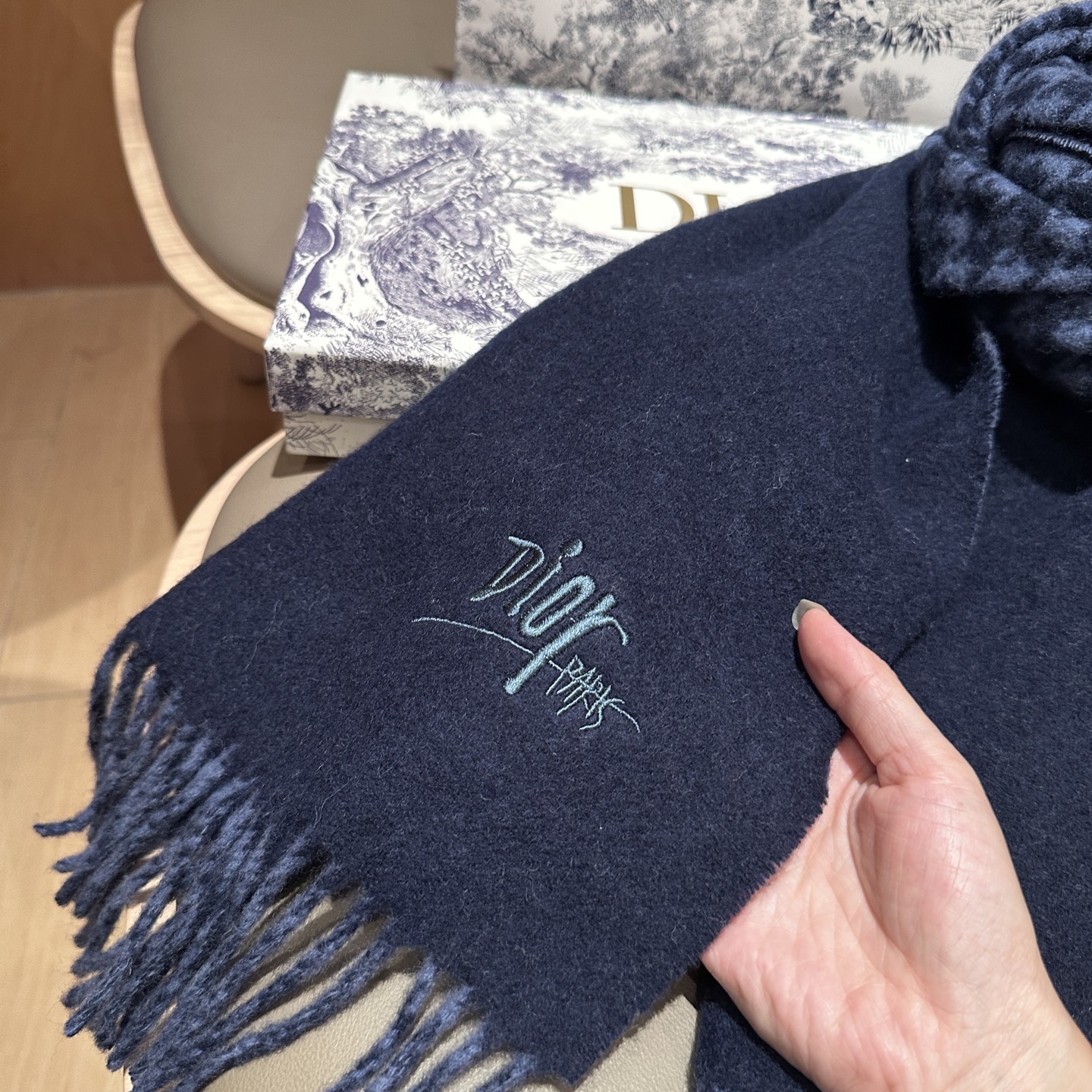 
迪奥（Dior）明星同款dd围巾。经典款永远不会过时，而且超百搭。超级好看！！果断自留！精致散须 率真