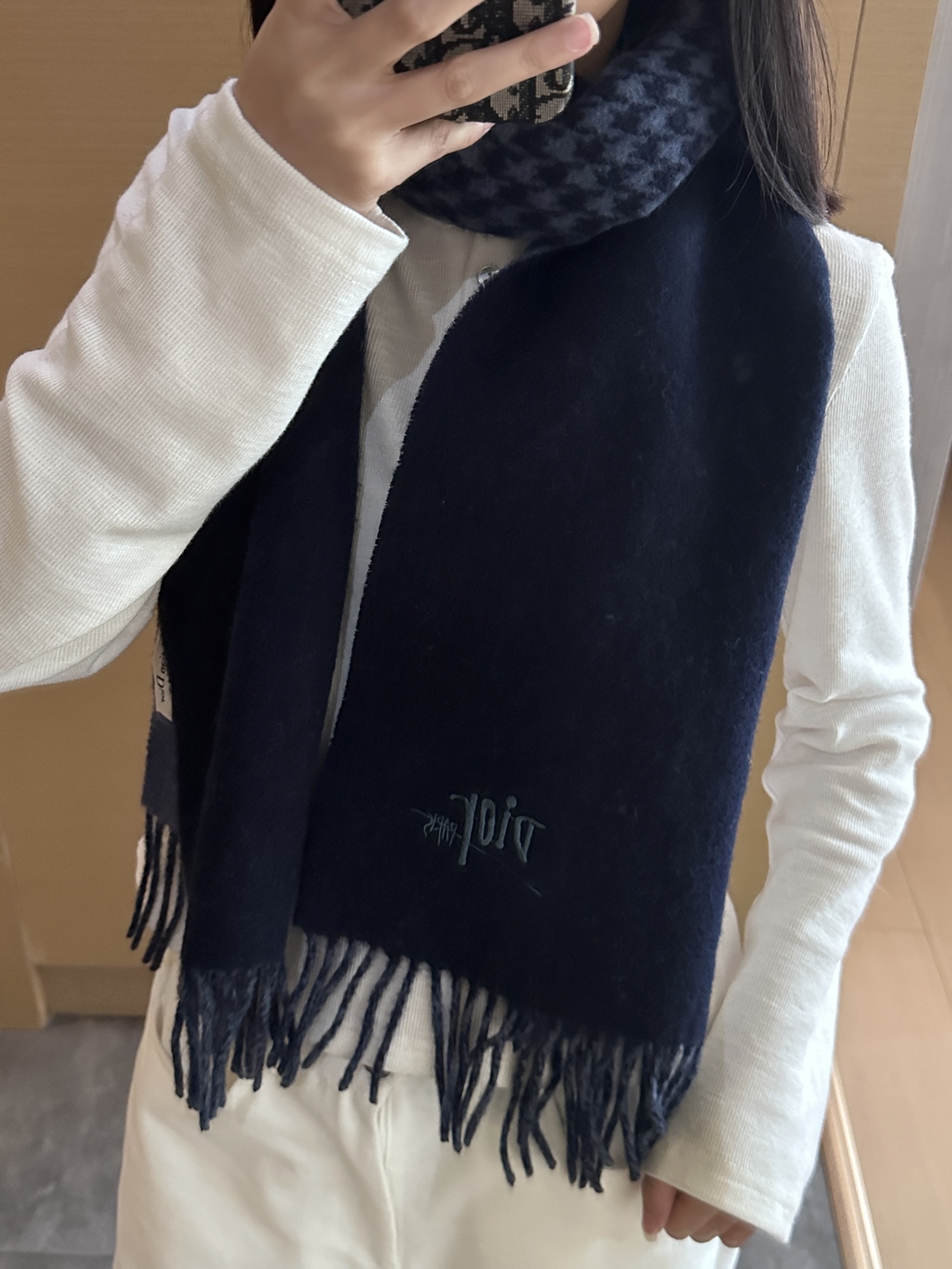 NO:341579,Dior star-like dd scarf. Classic style will never be outdated, and it is super versatile. Super good-looking!  !  Keep it decisively!  Exquisite and loose beard, straightforward and unrestrained, suitable for all kinds of shapes, exquisite and not much introduction, please see it yourself, 32*180cm. High-version scarf, high-version scarf, dior, dior19860909迪奥（Dior）明星同款dd围巾.经典款永远不会过时,而且超百搭.超级好看！！果断自留！精致散须 率真不拘泥 适合各种造型 精妙绝伦 不多介绍 自己看,32*180cm.高版本围巾,高版本围巾,dior,dior,scarf