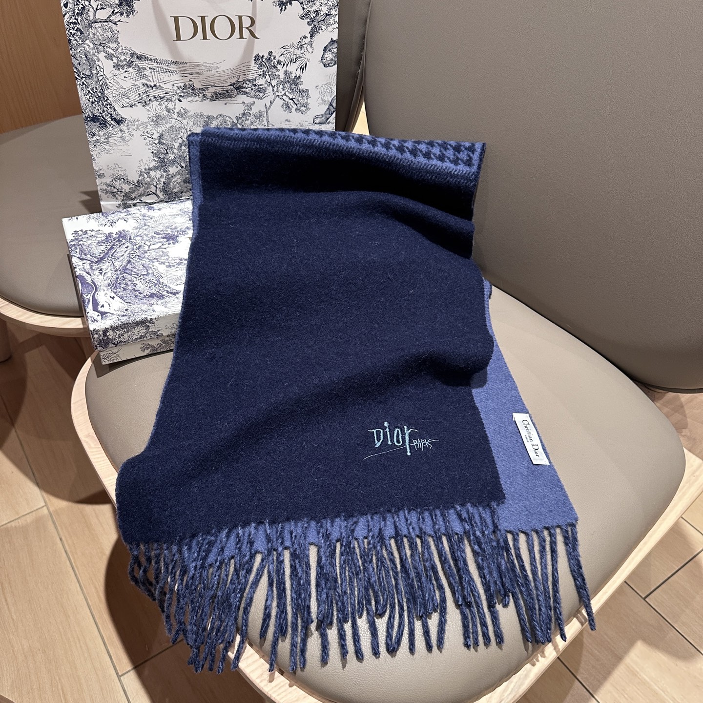 
迪奥（Dior）明星同款dd围巾。经典款永远不会过时，而且超百搭。超级好看！！果断自留！精致散须 率真