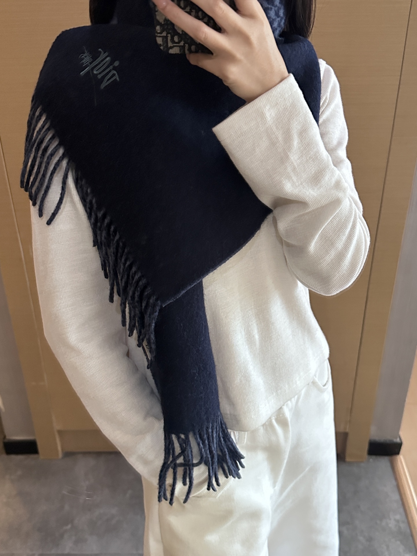 
迪奥（Dior）明星同款dd围巾。经典款永远不会过时，而且超百搭。超级好看！！果断自留！精致散须 率真