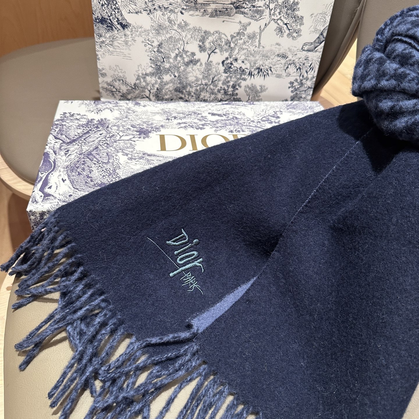 
迪奥（Dior）明星同款dd围巾。经典款永远不会过时，而且超百搭。超级好看！！果断自留！精致散须 率真