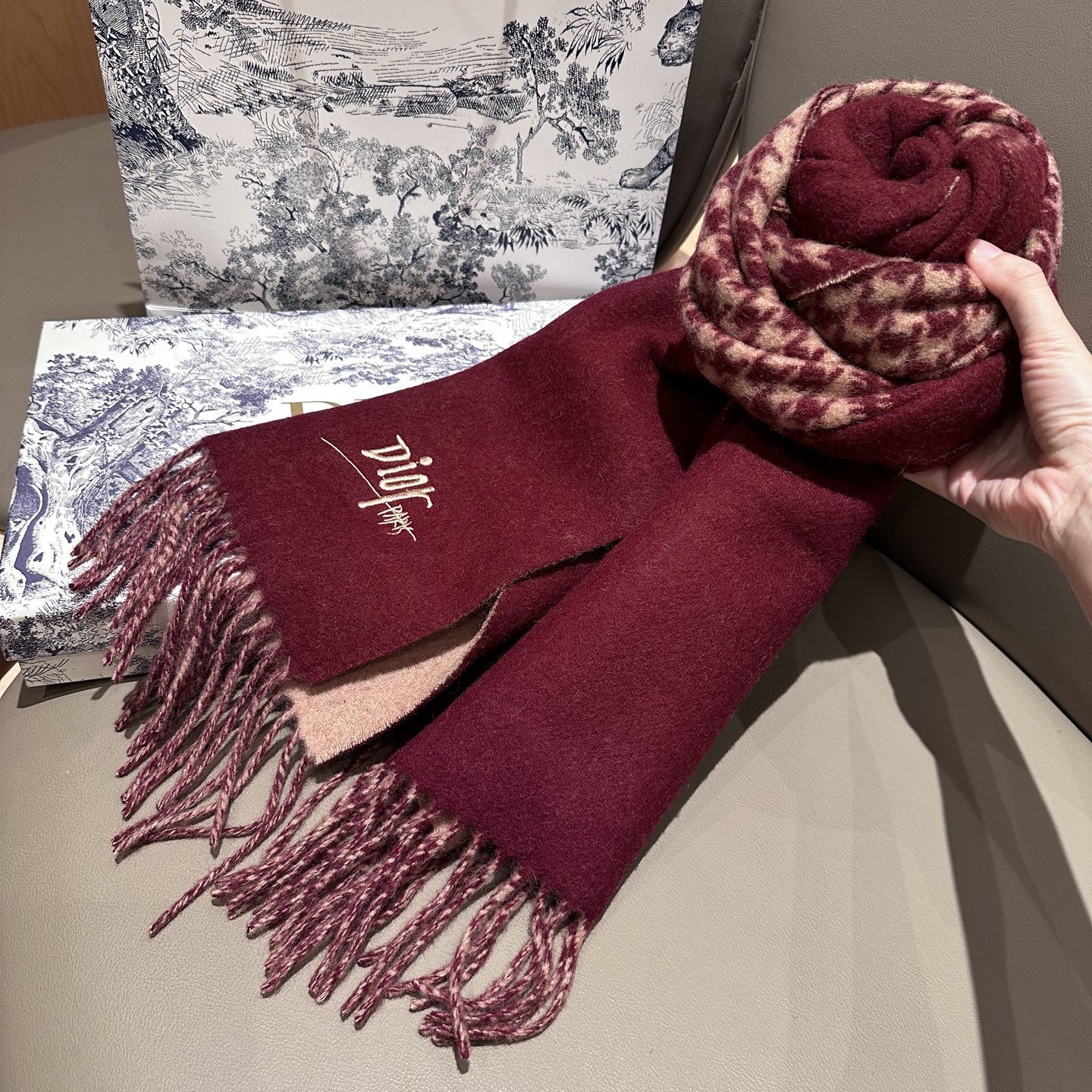 
迪奥（Dior）明星同款dd围巾。经典款永远不会过时，而且超百搭。超级好看！！果断自留！精致散须 率真