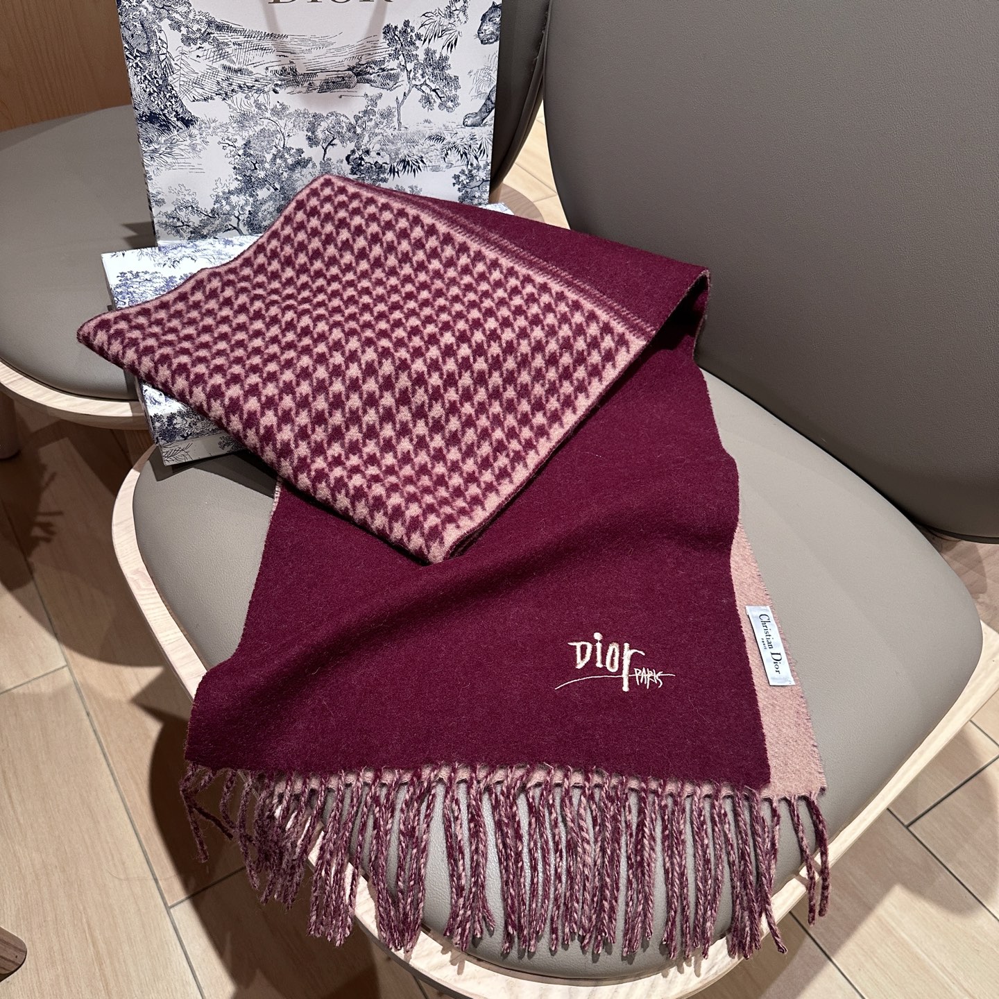 
迪奥（Dior）明星同款dd围巾。经典款永远不会过时，而且超百搭。超级好看！！果断自留！精致散须 率真