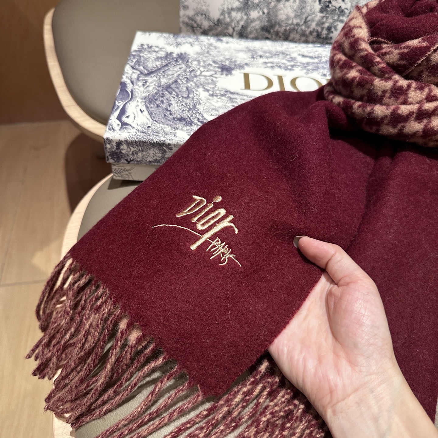 
迪奥（Dior）明星同款dd围巾。经典款永远不会过时，而且超百搭。超级好看！！果断自留！精致散须 率真