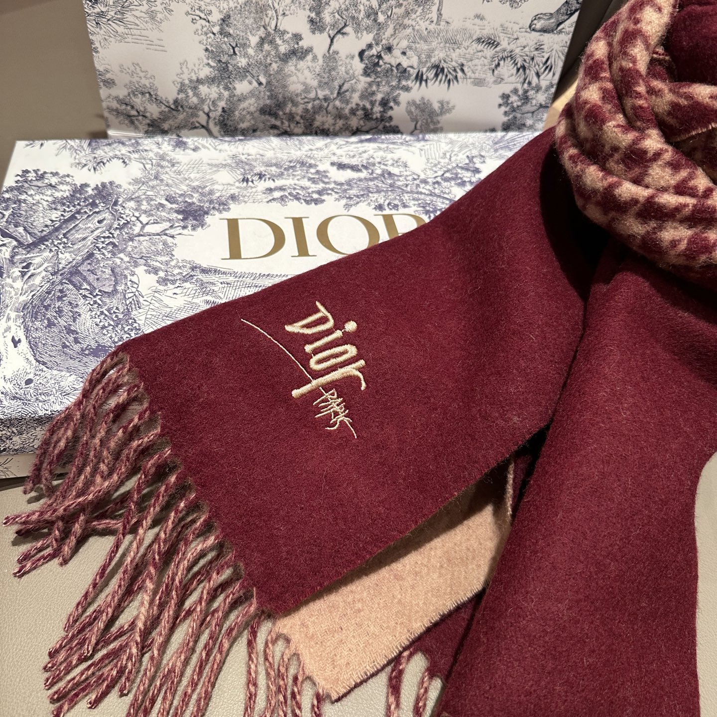 
迪奥（Dior）明星同款dd围巾。经典款永远不会过时，而且超百搭。超级好看！！果断自留！精致散须 率真