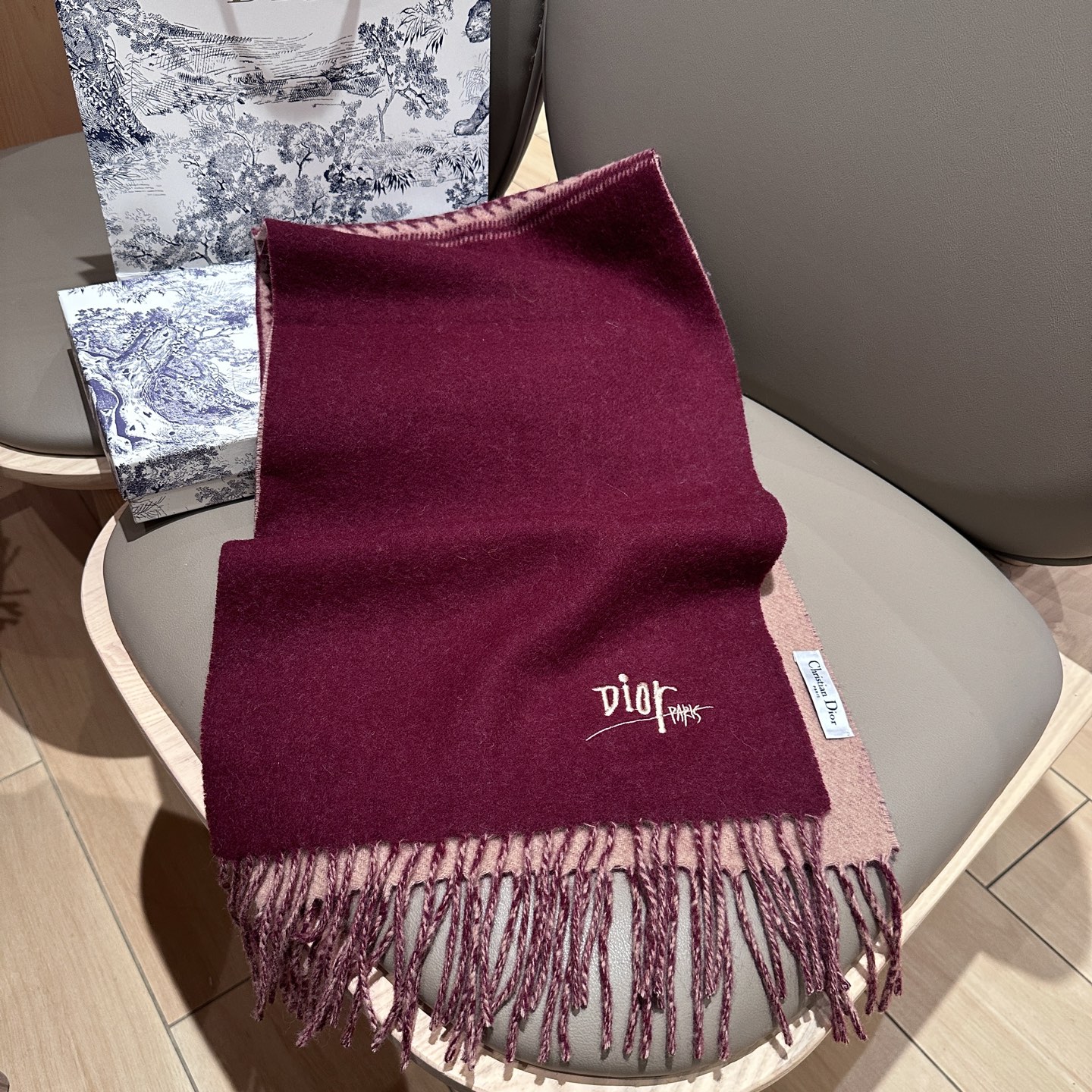 
迪奥（Dior）明星同款dd围巾。经典款永远不会过时，而且超百搭。超级好看！！果断自留！精致散须 率真