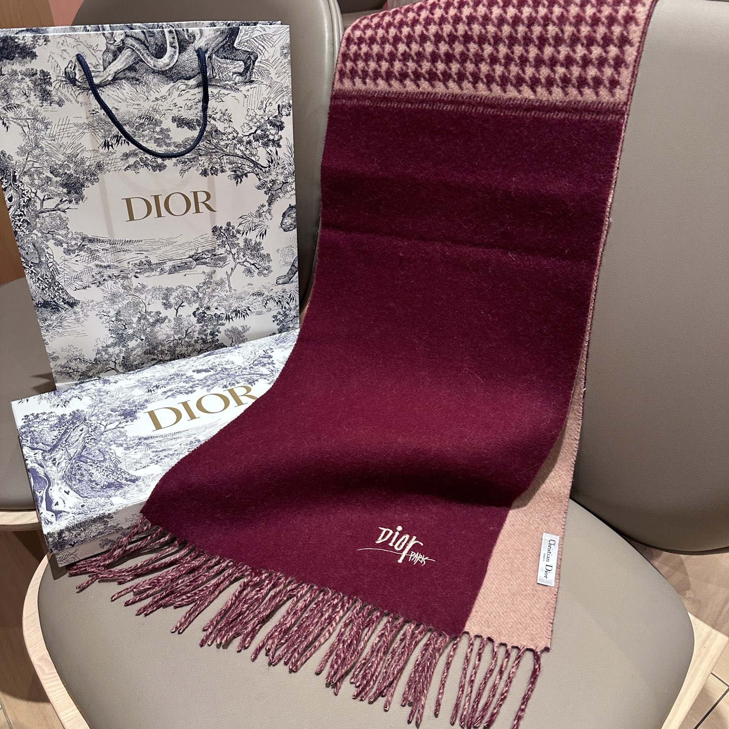 
迪奥（Dior）明星同款dd围巾。经典款永远不会过时，而且超百搭。超级好看！！果断自留！精致散须 率真