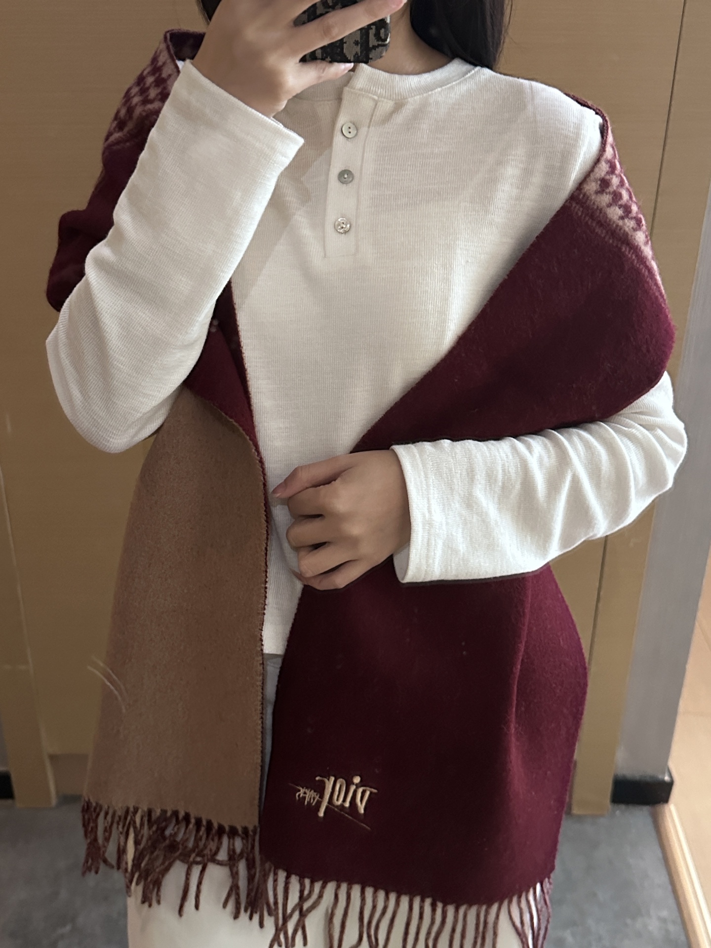 
迪奥（Dior）明星同款dd围巾。经典款永远不会过时，而且超百搭。超级好看！！果断自留！精致散须 率真