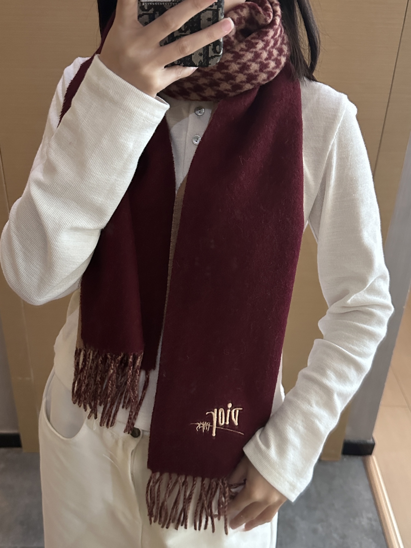 
迪奥（Dior）明星同款dd围巾。经典款永远不会过时，而且超百搭。超级好看！！果断自留！精致散须 率真