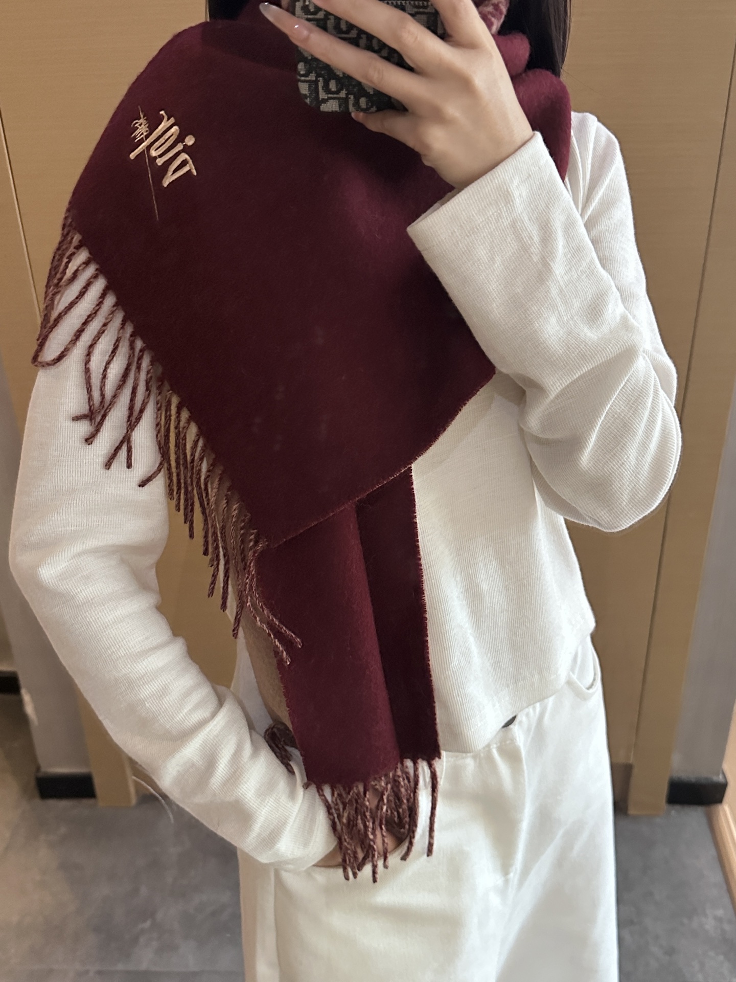 
迪奥（Dior）明星同款dd围巾。经典款永远不会过时，而且超百搭。超级好看！！果断自留！精致散须 率真