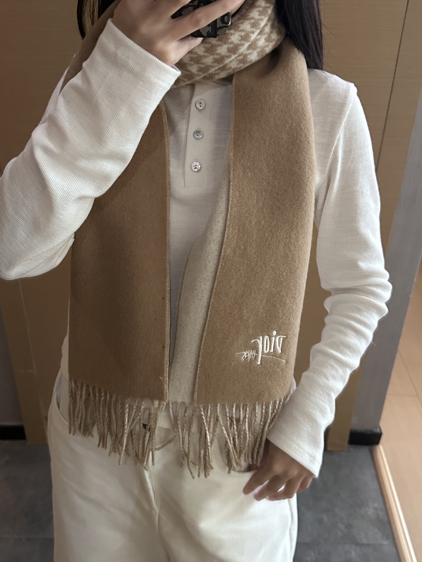 
迪奥（Dior）明星同款dd围巾。经典款永远不会过时，而且超百搭。超级好看！！果断自留！精致散须 率真