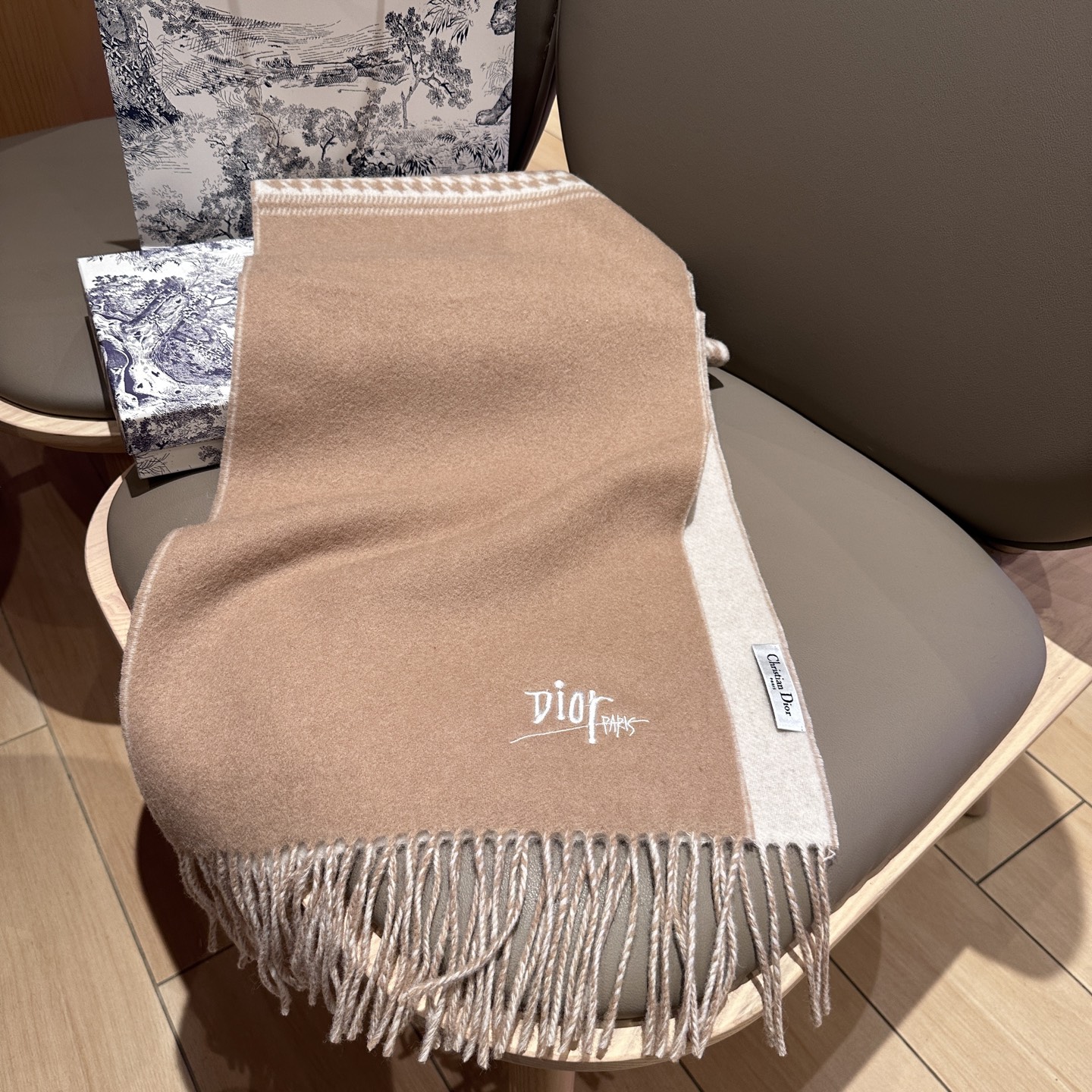 
迪奥（Dior）明星同款dd围巾。经典款永远不会过时，而且超百搭。超级好看！！果断自留！精致散须 率真