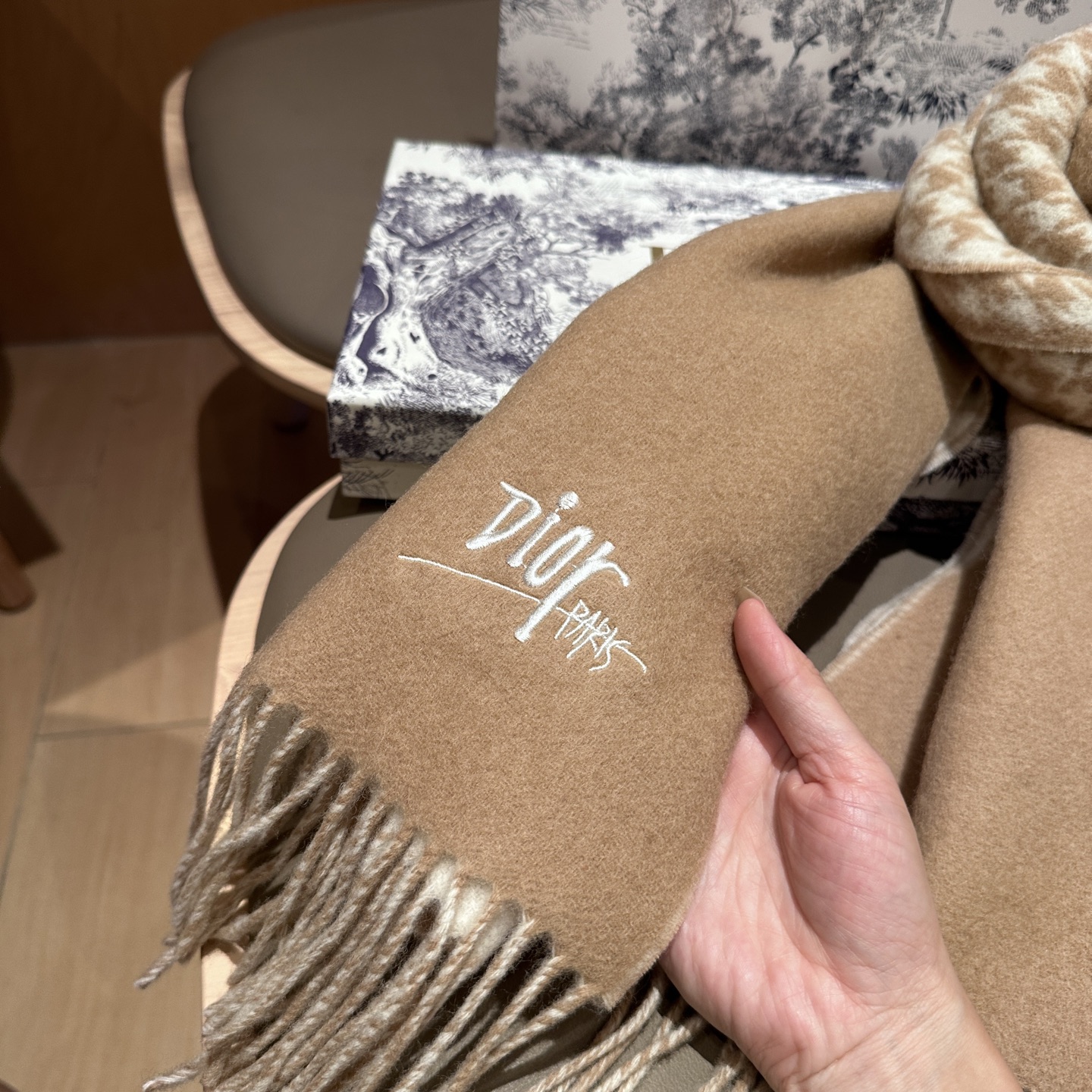 
迪奥（Dior）明星同款dd围巾。经典款永远不会过时，而且超百搭。超级好看！！果断自留！精致散须 率真