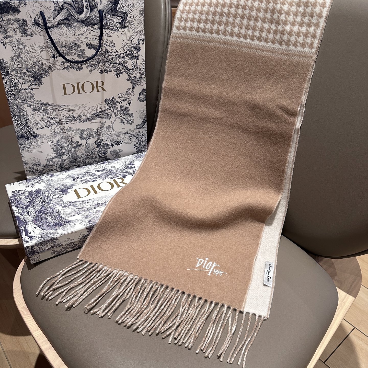 
迪奥（Dior）明星同款dd围巾。经典款永远不会过时，而且超百搭。超级好看！！果断自留！精致散须 率真