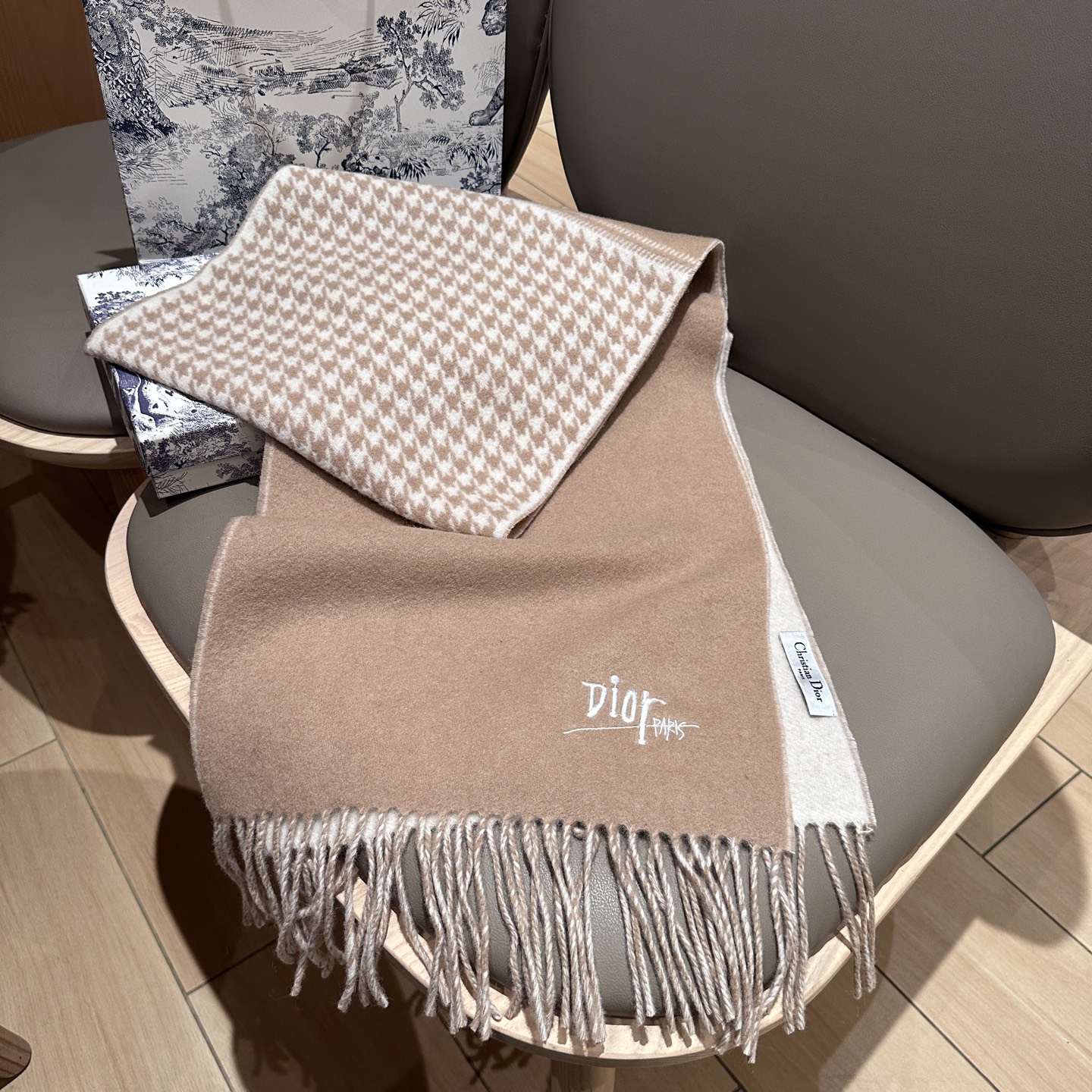 
迪奥（Dior）明星同款dd围巾。经典款永远不会过时，而且超百搭。超级好看！！果断自留！精致散须 率真