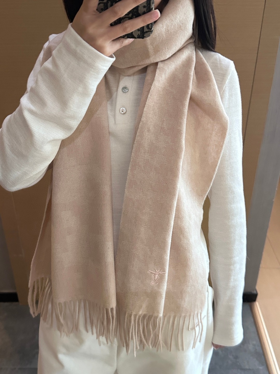 NO:341597,CD Houndstooth scarf Another classic masterpiece Houndstooth double-sided cashmere wool scarf. Worn textile texture. Soft feel. No pilling or thorning. Original original logo. Available for men and women. Good match without much need to be said. 38*180 High-version scarf, high-version scarf19860909CD千鸟格围巾 又一经典力作 千鸟格双面羊绒羊毛围巾 精纺质地 手感柔软 不起球不扎肉 原版原标 男女可用 好搭配无需多言 38*180 高版本围巾,高版本围巾,scarf