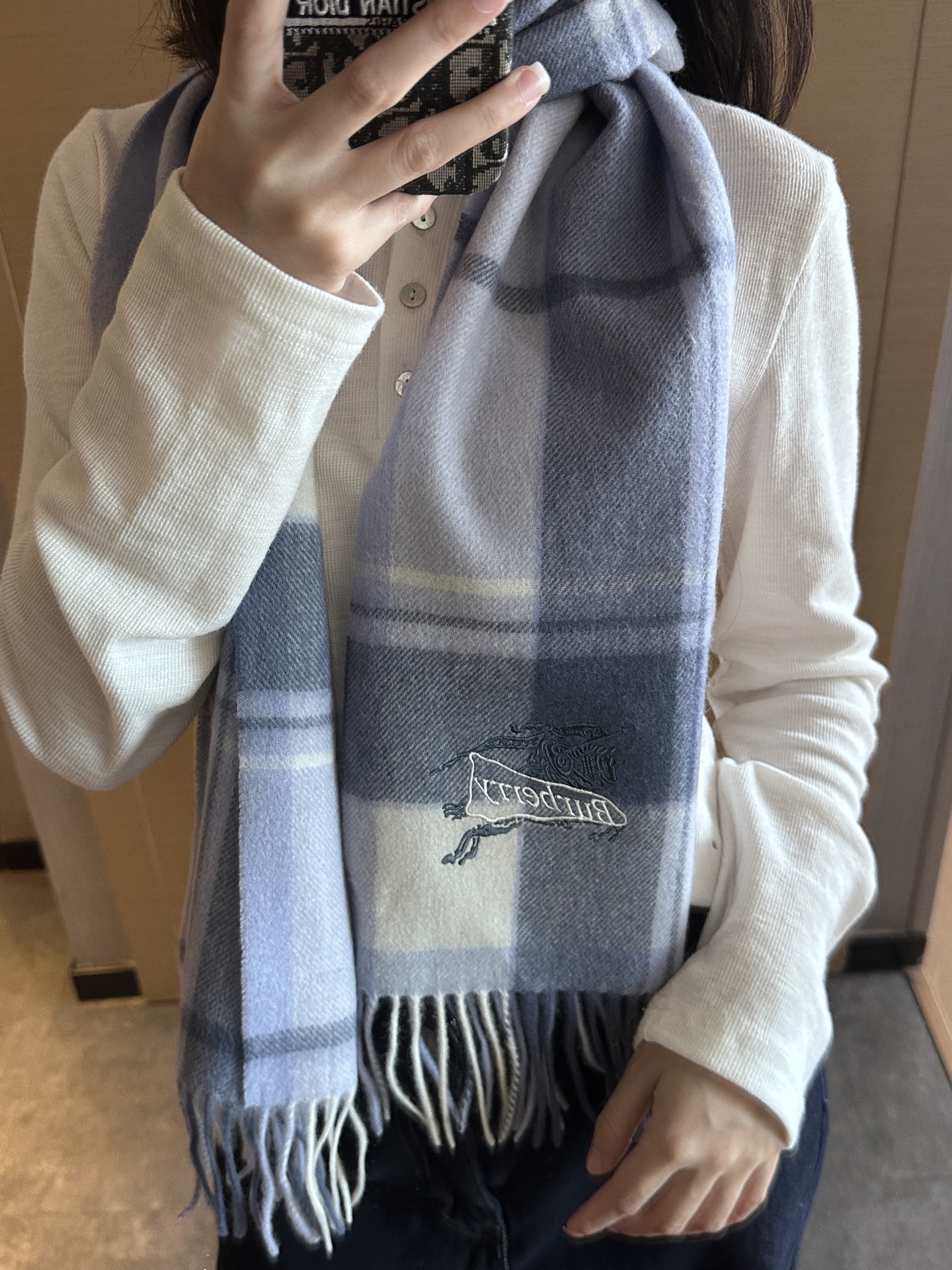 NO:341609,Burberry · Burberry scarf is so beautiful that it is going crazy. It is so stylish and charming. It is very gentle and fashionable autumn and winter items!  I really like it, very Classical men's design. There are few things for men and the touch is really amazing. The upper body effect is really good no matter how you surround it!  !  This style is really bought with your eyes closed, and it is easy to control at any age!  !  !  30*180cm high-version scarf, high-version scarf, burberry, burberry19860909Burberry · 巴宝莉围巾好看的要疯掉了,太有型太有魅力了非常斯文时尚的秋冬单品！真的很喜欢,非常Classical的男款设计.男人的东西少而精手感真的绝了上身效果真的随便怎么围都好看！！这种款式真的闭着眼买,任何年龄层都轻松驾驭！！！30*180cm高版本围巾,高版本围巾,burberry,burberry,scarf