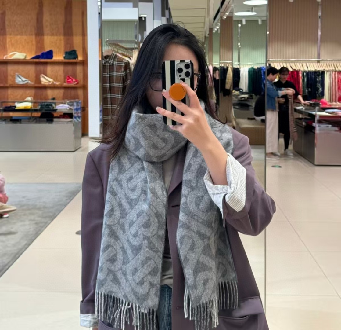 NO:342023,Double-sided scarf!  One side is the latest Tb print and the other side is the classic plaid!  Very stylish design!  *30cm, 50 cashmere 50 wool!  It is the charm of elegant art!  Scarf styles are universal for men and women, and can be used as couples!  The color combination is extremely high-end, atmospheric and upscale!  The material is soft and has a three-dimensional feel, and the effect is super good when worn!  Just match it casually, use one as two pieces!  Very cost-effective and versatile!  Official 2 colors, each color matches just right!  A simple and charming design!  !  High-version scarf, high-version scarf19860909双面围巾！一面是最新Tb印花一面是经典格子！非常有格调的设计！*30cm,50羊绒50羊毛！是高雅艺术的魅力体现！围巾款式男女通用、更可做情侣款！颜色搭配极为高端大气上档次！料子柔和,特别有立体感,戴起来效果超级好看！随便搭配就可以、一条当2条用！非常划算又百搭！官方2色,每一个颜色搭配都恰到好处！既简约大气又非常有魅力的一个设计！！高版本围巾,高版本围巾,scarf