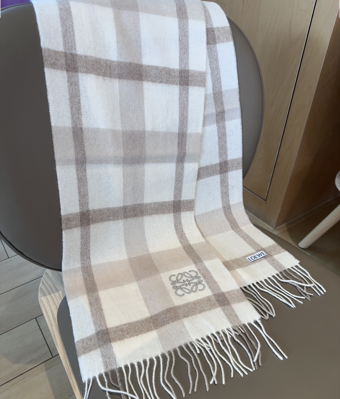 【▪Loewe · 罗意威难得一见的温柔配色，低调又不失优雅❗】重点推荐❗双面配色，一条围巾两种风格搭配