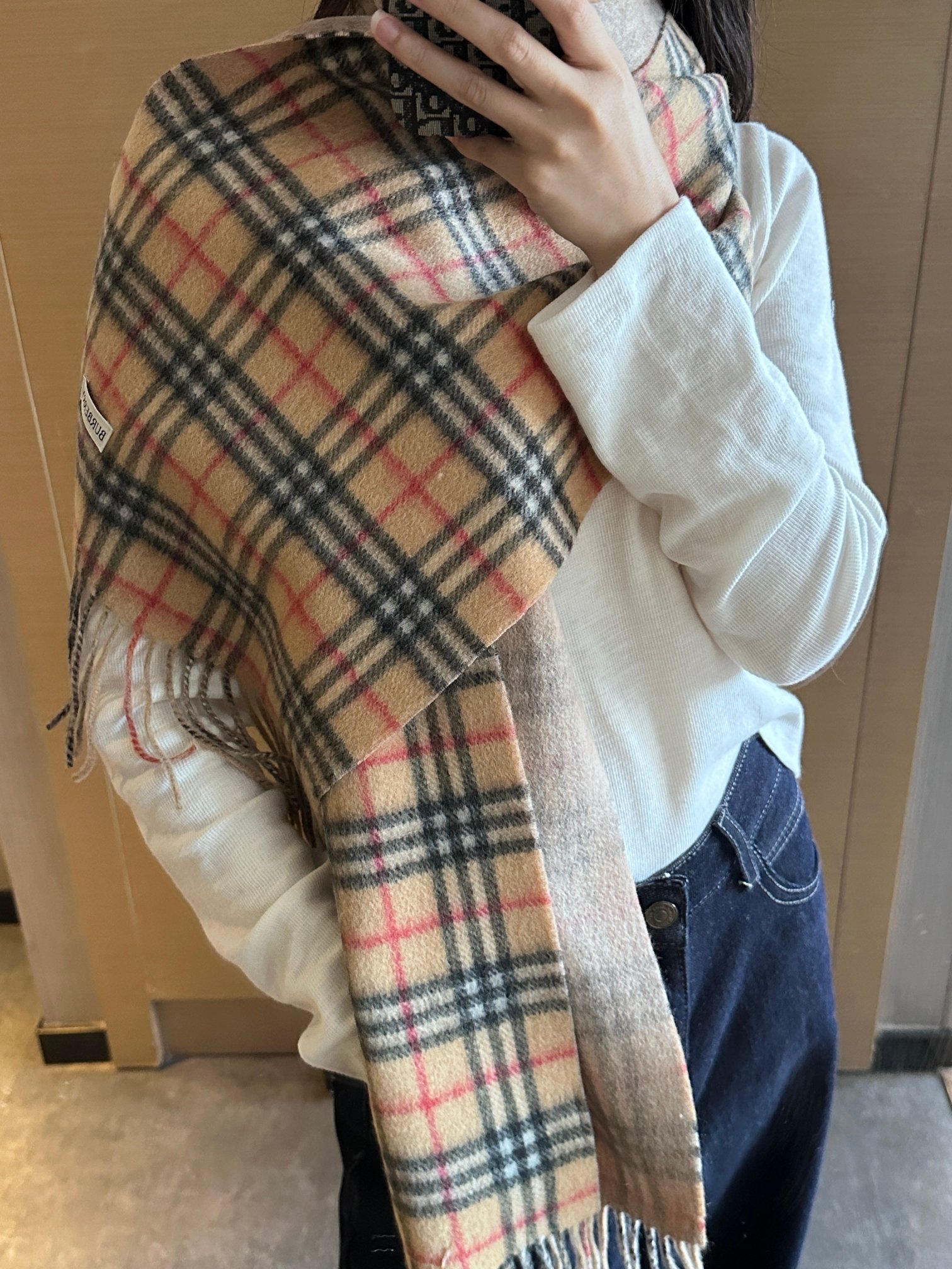 NO:542005,Burberry British style collection double-sided scarf [HK foreign trade tail order · This is the real family welfare] The fabric of this cashmere scarf is very satisfactory~ The feel is really good enough to fit the neck circumference in the cold winter is really comfortable, soft and warm, one side of British plaid and the other side is plain, and one scarf has two styles of wear. Believe me, it will definitely live up to the expectations of my old customers. The number of tail orders is small, basically depends on grabbing. If economic conditions allow, buy more!  People often complain that they didn’t buy it or bought it less. This price is really considered the price of my mother, 30*180cm cashmere velvet. High-version scarf, high-version scarf, burberry19860909Burberry英伦风典藏款双面围巾【HK外贸尾单 · 这才叫真正的家属福利】这款羊绒围巾的面料非常满意~手感真的好到不行寒冬贴脖子围真的舒服软糯又保暖,一面英伦格纹一面素色,一条围巾两种穿戴风格,相信我,绝对不负期待我家的老客们都懂,尾单数量少基本靠抢,经济条件允许的情况下,多买条！经常有人抱怨没买到或者买少了,这个价格真的算亲妈价格,30*180cm羊绒绒.高版本围巾,高版本围巾,burberry,scarf