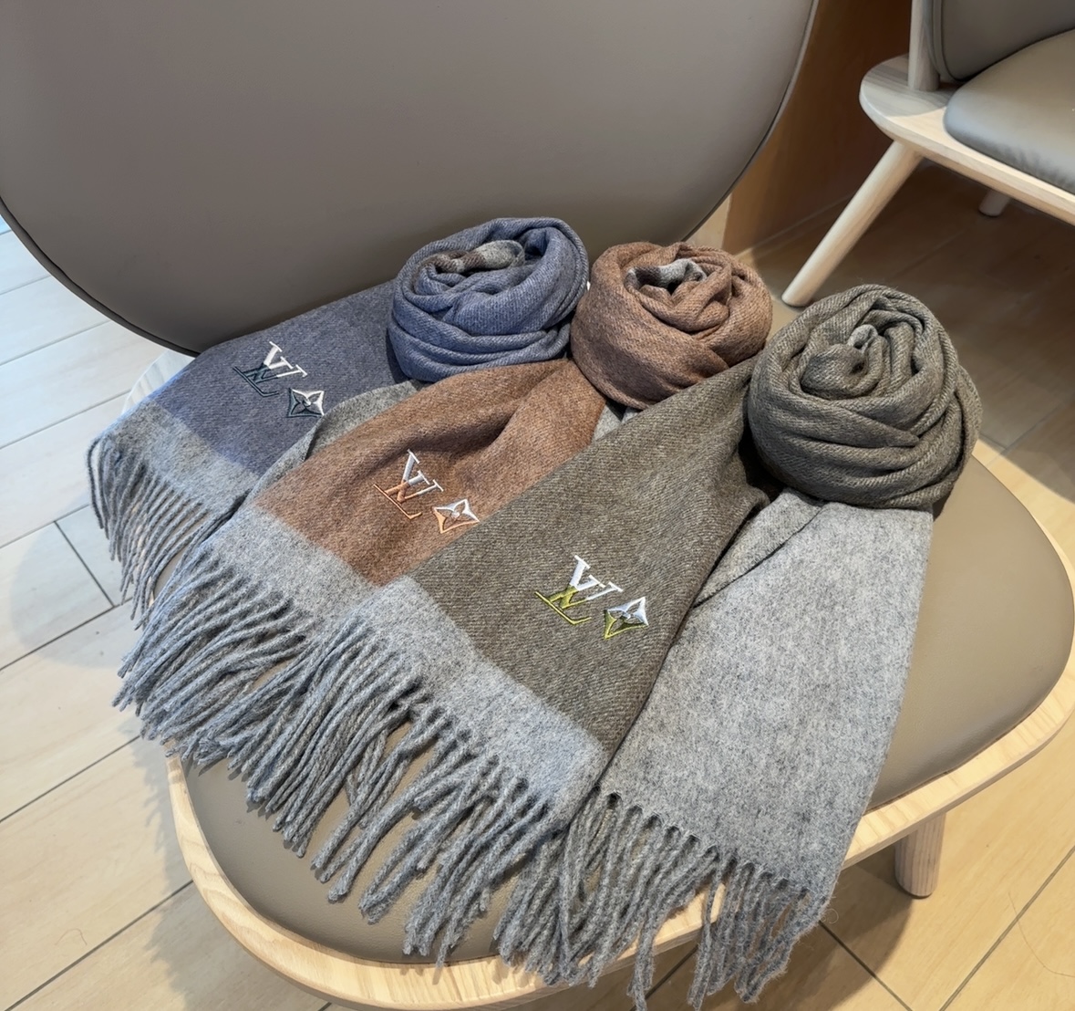 Lv围巾❗️好看的要疯掉了，太有型太有魅力了❗️❗️非常斯文时尚的秋冬单品！真的很喜欢，非常Classi