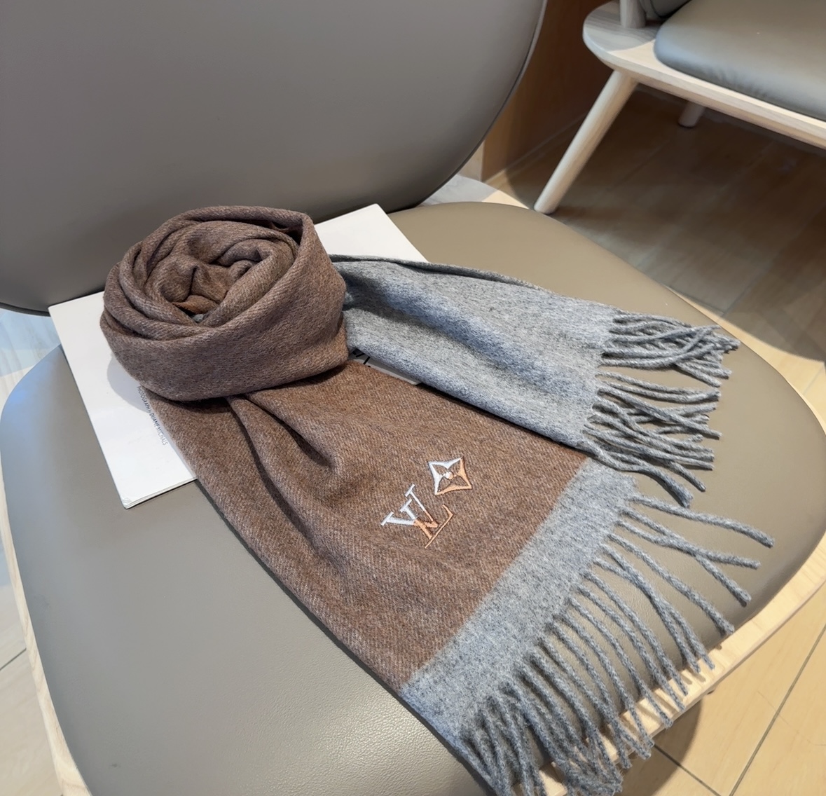 Lv围巾❗️好看的要疯掉了，太有型太有魅力了❗️❗️非常斯文时尚的秋冬单品！真的很喜欢，非常Classi