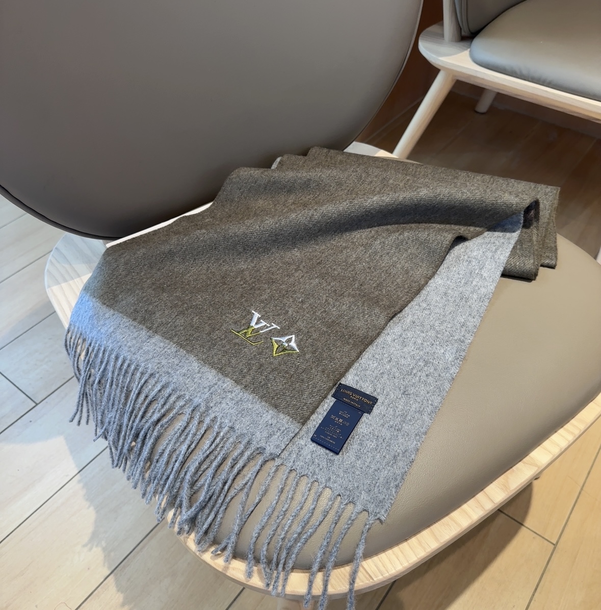 Lv围巾❗️好看的要疯掉了，太有型太有魅力了❗️❗️非常斯文时尚的秋冬单品！真的很喜欢，非常Classi