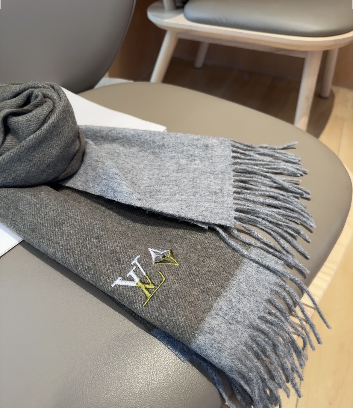 Lv围巾❗️好看的要疯掉了，太有型太有魅力了❗️❗️非常斯文时尚的秋冬单品！真的很喜欢，非常Classi