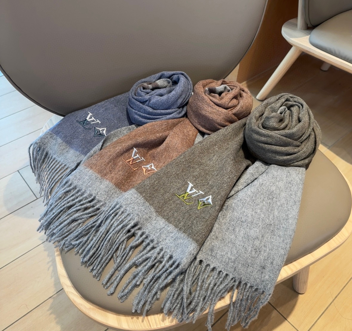 Lv围巾❗️好看的要疯掉了，太有型太有魅力了❗️❗️非常斯文时尚的秋冬单品！真的很喜欢，非常Classi