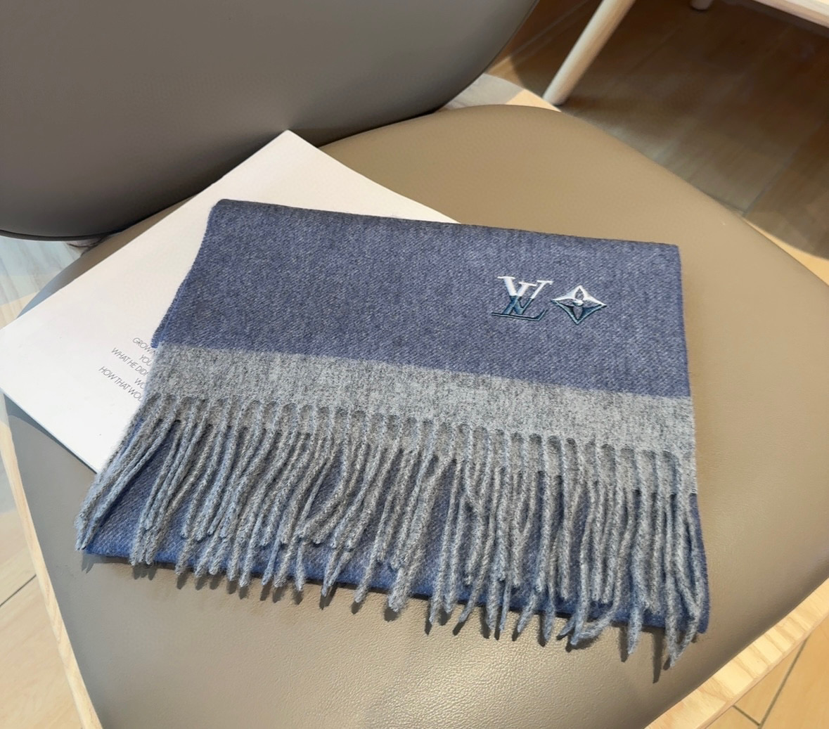 Lv围巾❗️好看的要疯掉了，太有型太有魅力了❗️❗️非常斯文时尚的秋冬单品！真的很喜欢，非常Classi