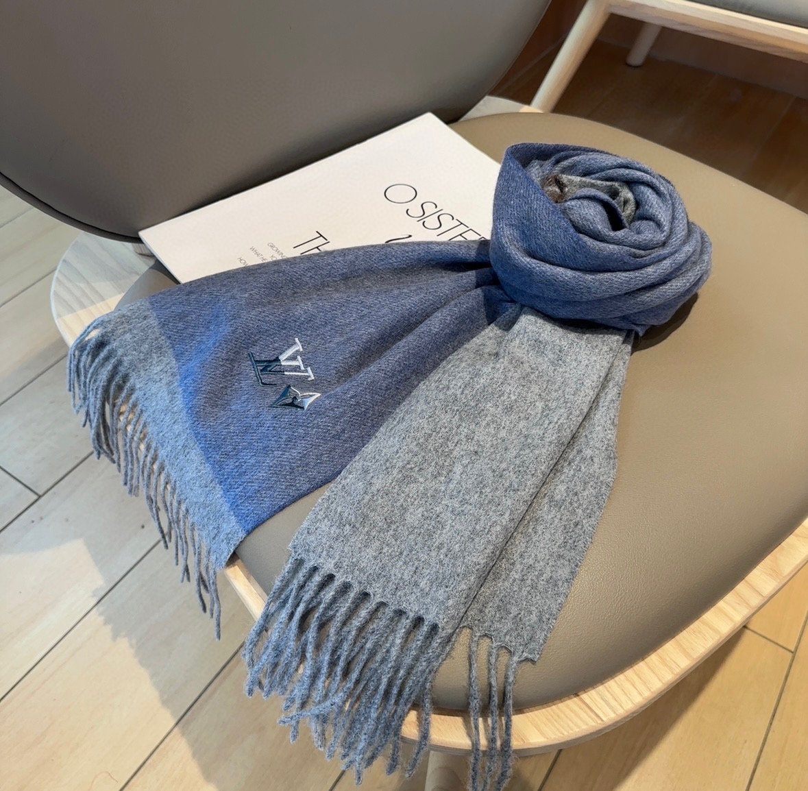 Lv围巾❗️好看的要疯掉了，太有型太有魅力了❗️❗️非常斯文时尚的秋冬单品！真的很喜欢，非常Classi