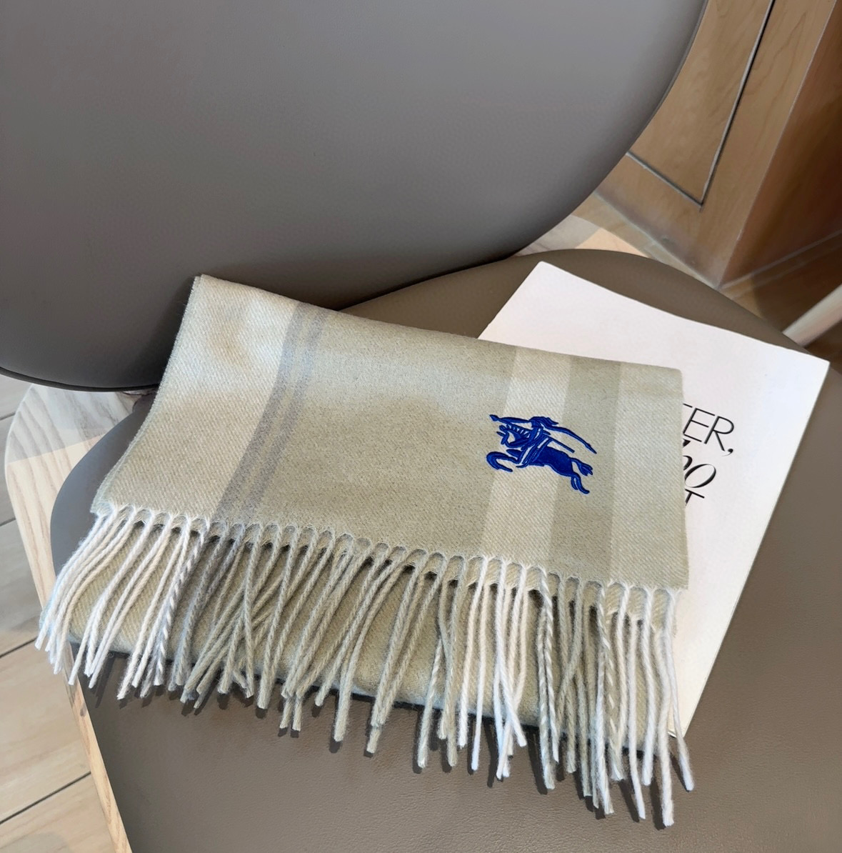 Burberry · 巴宝莉格子围巾❗️好看的要疯掉了，太有型太有魅力了❗️❗️非常斯文时尚的秋冬单品！