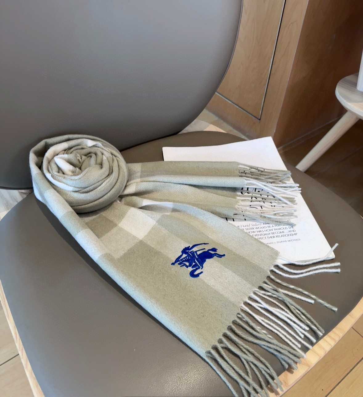 Burberry · 巴宝莉格子围巾❗️好看的要疯掉了，太有型太有魅力了❗️❗️非常斯文时尚的秋冬单品！