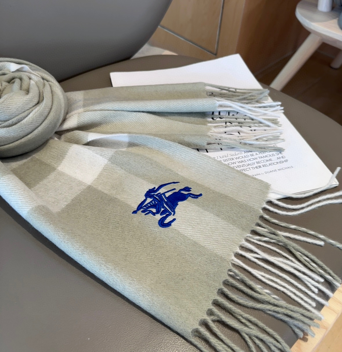 Burberry · 巴宝莉格子围巾❗️好看的要疯掉了，太有型太有魅力了❗️❗️非常斯文时尚的秋冬单品！