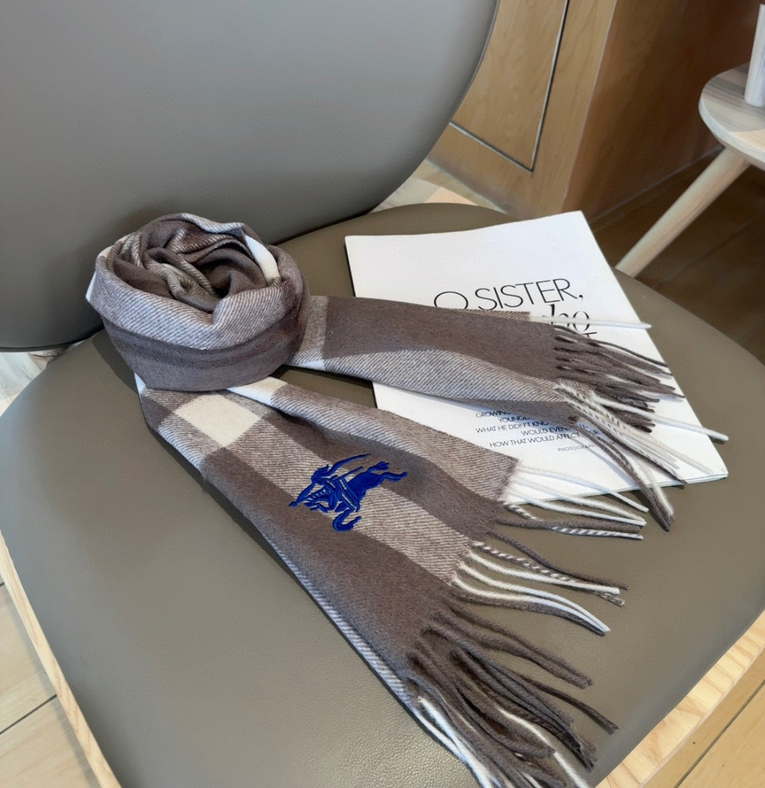 Burberry · 巴宝莉格子围巾❗️好看的要疯掉了，太有型太有魅力了❗️❗️非常斯文时尚的秋冬单品！