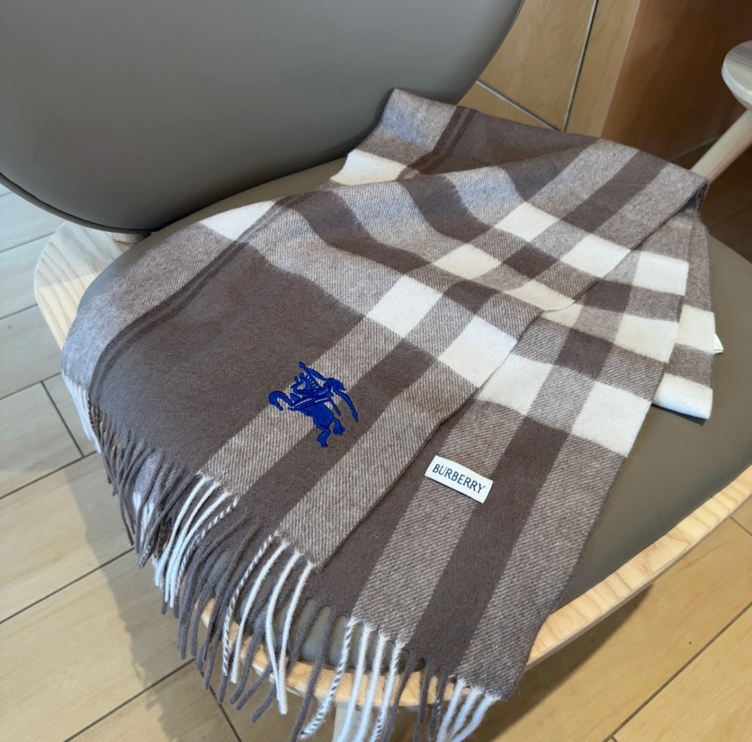Burberry · 巴宝莉格子围巾❗️好看的要疯掉了，太有型太有魅力了❗️❗️非常斯文时尚的秋冬单品！