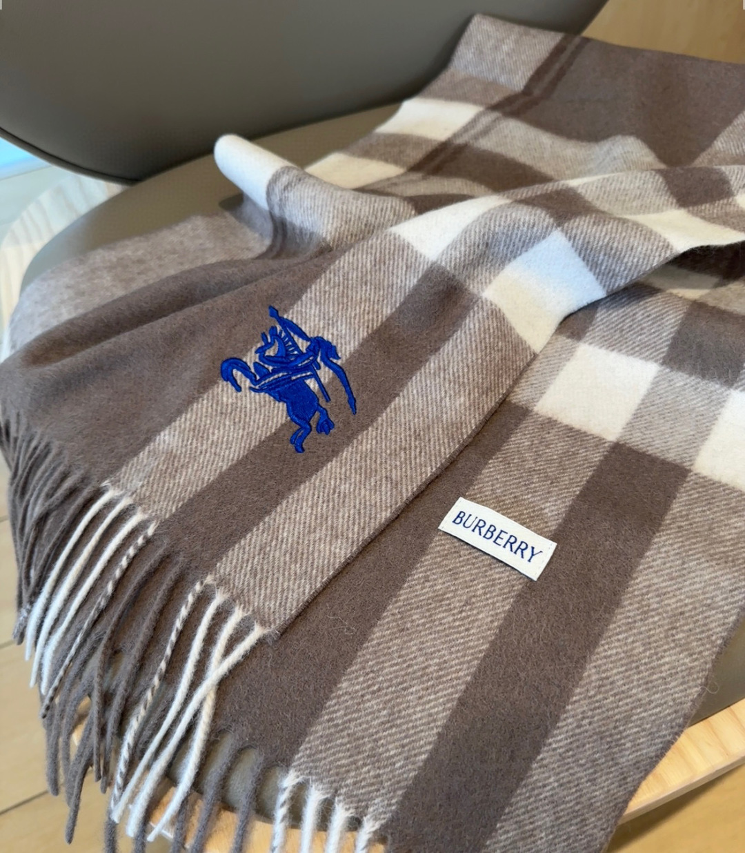 Burberry · 巴宝莉格子围巾❗️好看的要疯掉了，太有型太有魅力了❗️❗️非常斯文时尚的秋冬单品！