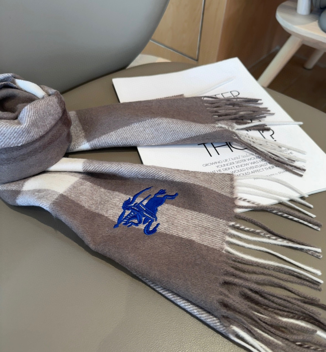 Burberry · 巴宝莉格子围巾❗️好看的要疯掉了，太有型太有魅力了❗️❗️非常斯文时尚的秋冬单品！