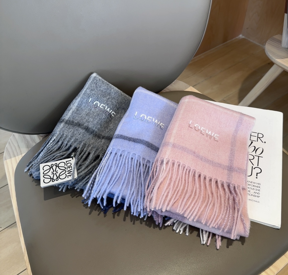 【▪Loewe · 罗意威难得一见的温柔配色，低调又不失优雅❗】重点推荐❗双面配色，一条围巾两种风格搭配