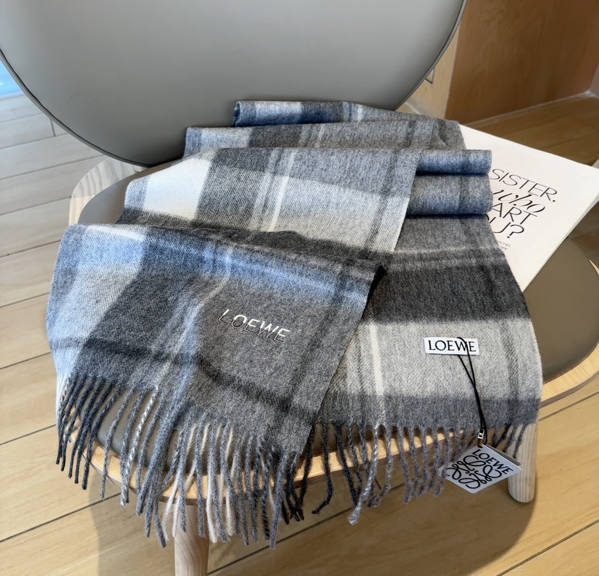 【▪Loewe · 罗意威难得一见的温柔配色，低调又不失优雅❗】重点推荐❗双面配色，一条围巾两种风格搭配