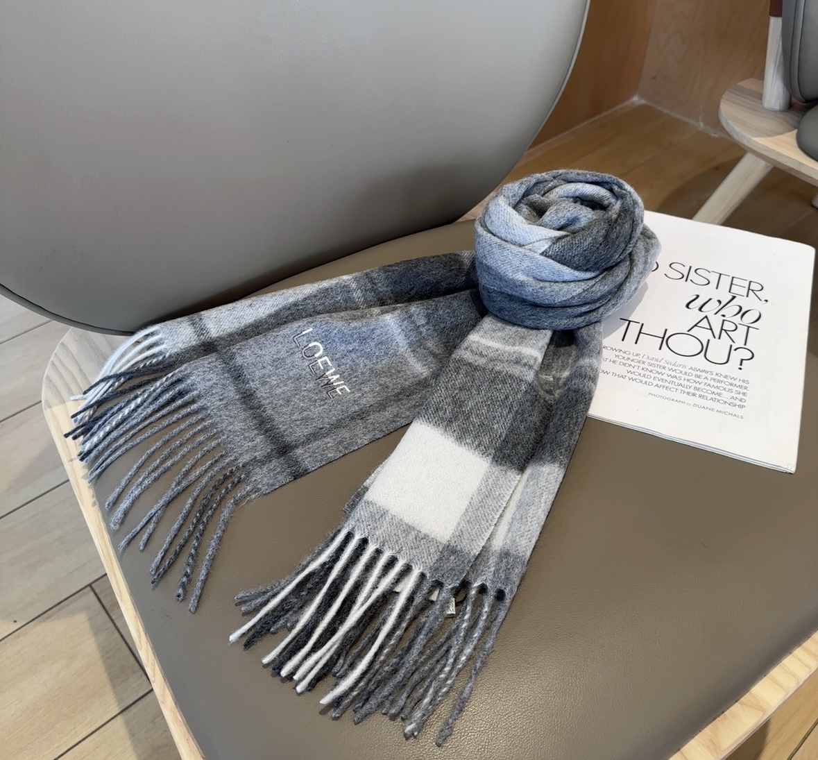 【▪Loewe · 罗意威难得一见的温柔配色，低调又不失优雅❗】重点推荐❗双面配色，一条围巾两种风格搭配