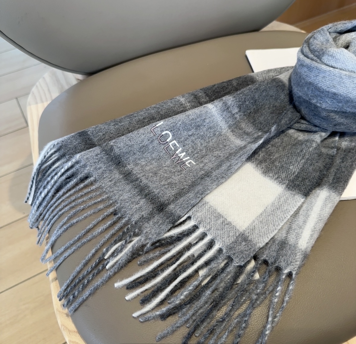 【▪Loewe · 罗意威难得一见的温柔配色，低调又不失优雅❗】重点推荐❗双面配色，一条围巾两种风格搭配