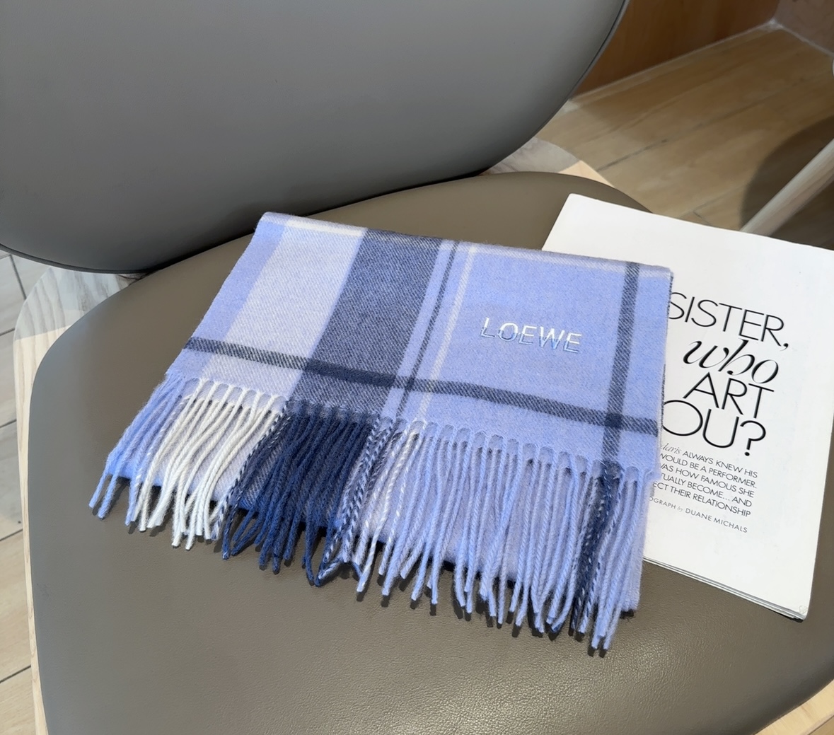 【▪Loewe · 罗意威难得一见的温柔配色，低调又不失优雅❗】重点推荐❗双面配色，一条围巾两种风格搭配