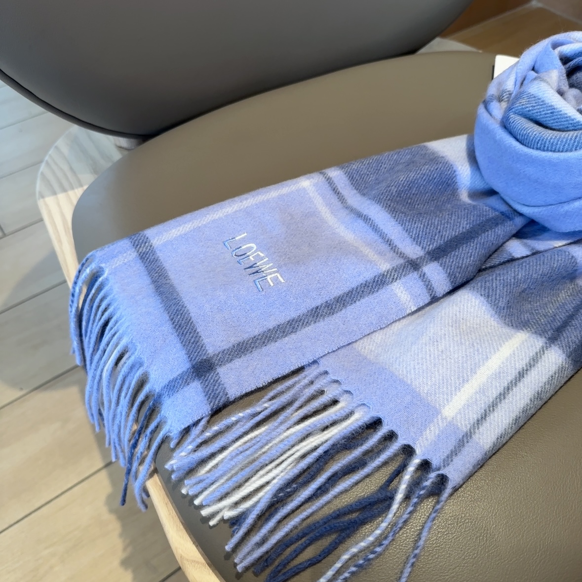 【▪Loewe · 罗意威难得一见的温柔配色，低调又不失优雅❗】重点推荐❗双面配色，一条围巾两种风格搭配