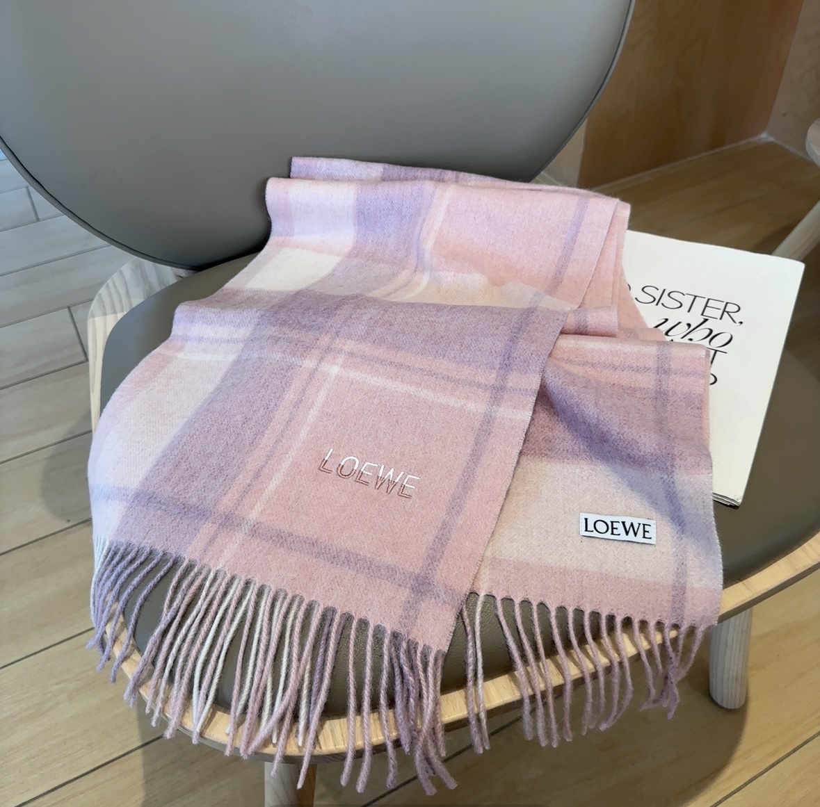 【▪Loewe · 罗意威难得一见的温柔配色，低调又不失优雅❗】重点推荐❗双面配色，一条围巾两种风格搭配