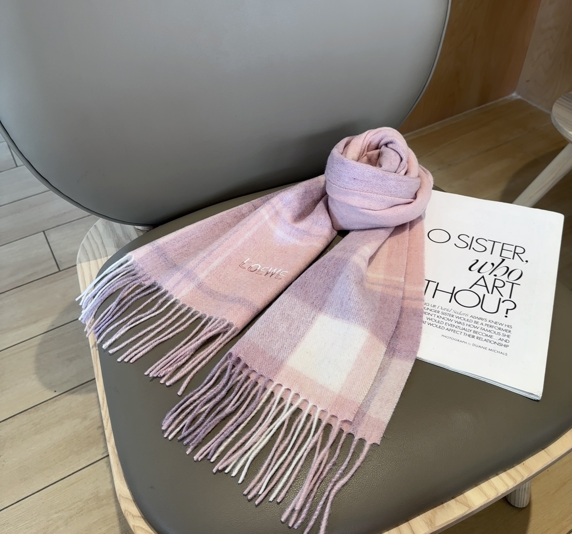 【▪Loewe · 罗意威难得一见的温柔配色，低调又不失优雅❗】重点推荐❗双面配色，一条围巾两种风格搭配