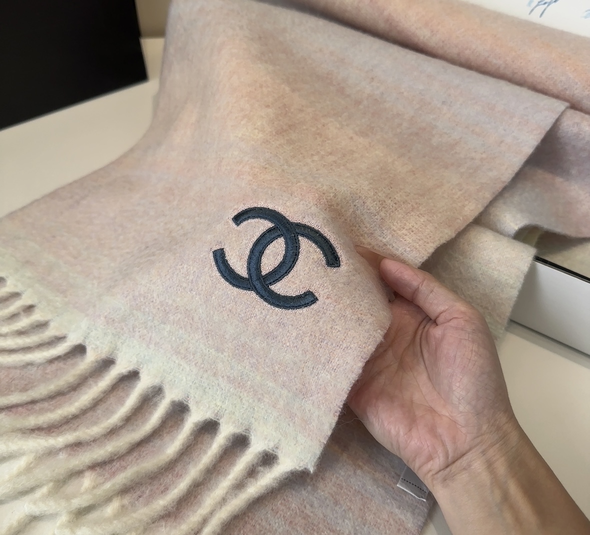 香奈儿超美新款马海毛围巾！超级推荐入手！】质感好货！主打的马海毛围巾~据说超难买哦！！打了好多次版！终于