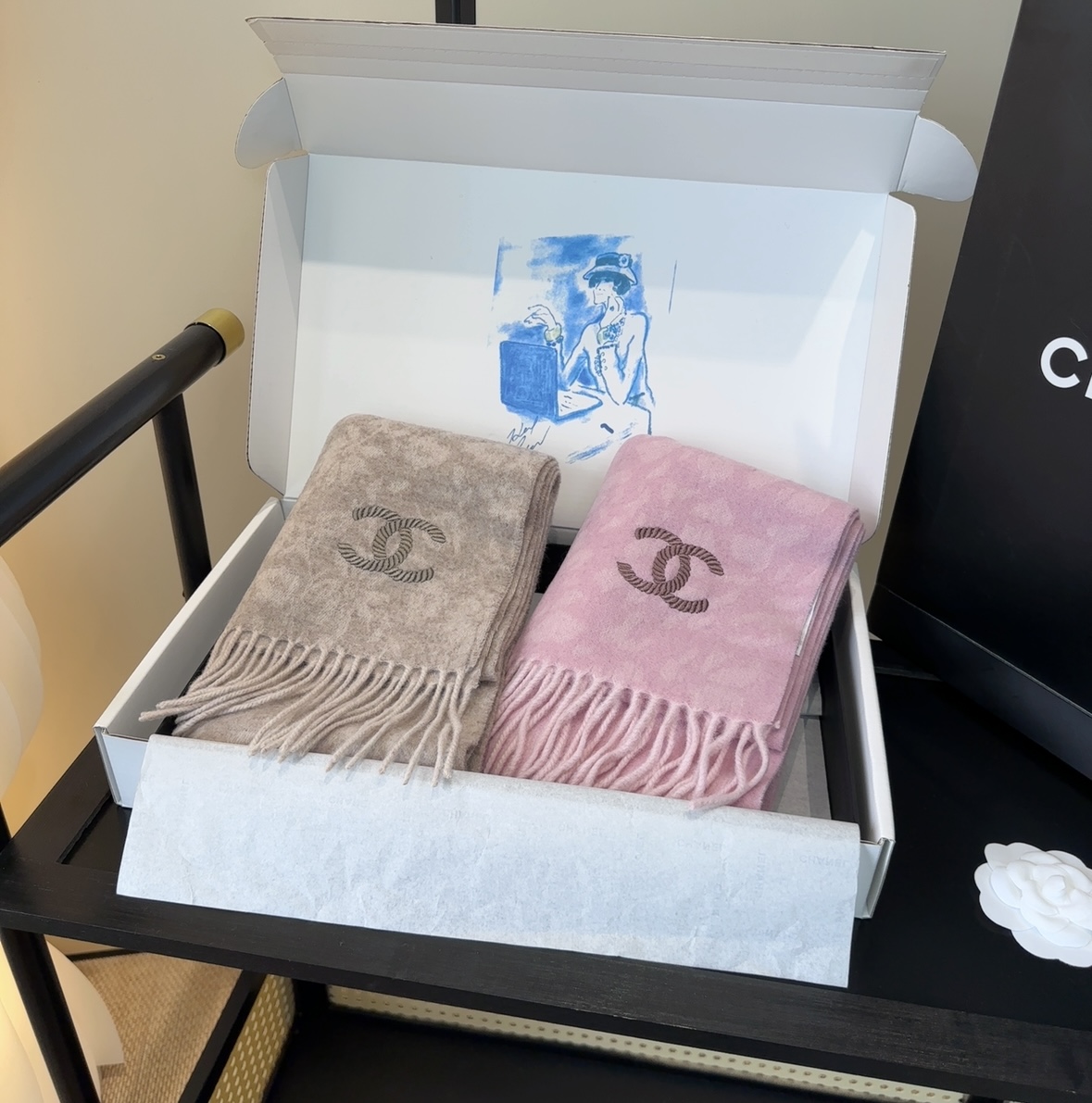 上新！2025秋冬香奈儿男女同款，同步，高端羊绒针织围巾！ 可正式，可随意，非常Classical的设计