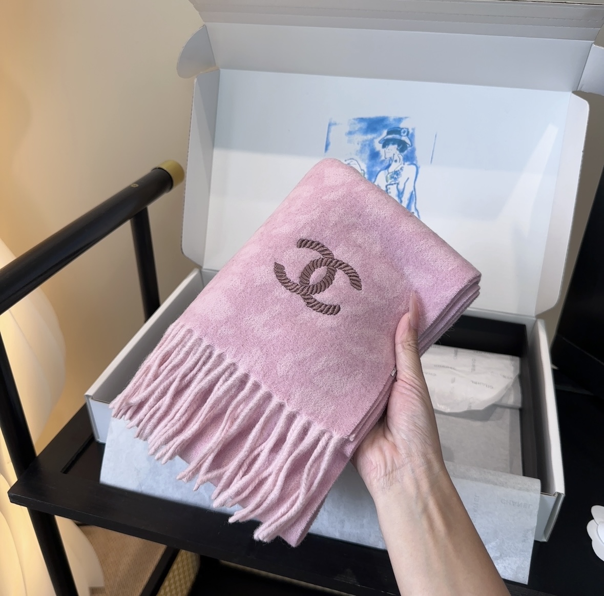 上新！2025秋冬香奈儿男女同款，同步，高端羊绒针织围巾！ 可正式，可随意，非常Classical的设计